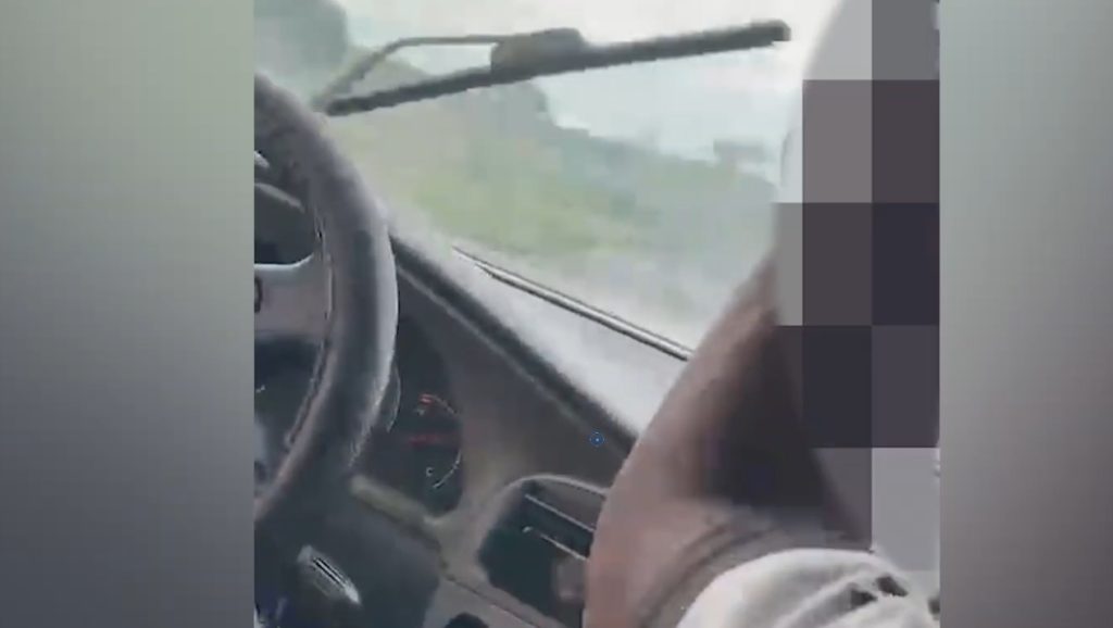 Celular grava carro capotando a 140 km/h; imagens mostram pânico na estrada e choro de criança, no PR