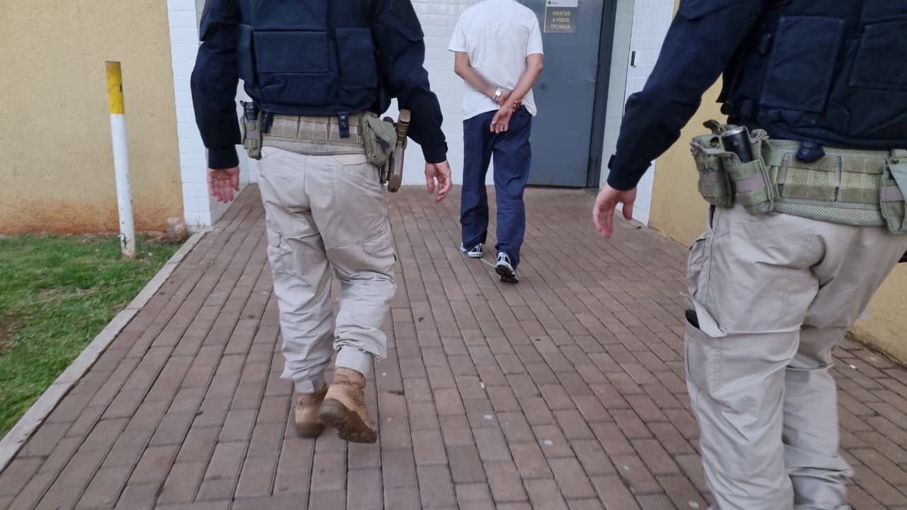 Tentativa de roubo a malote de R$ 30 mil em agência bancária termina com suspeito detido pela PRF Tentativa de roubo a malote de R$ 30 mil em agência bancária termina com suspeito detido pela PRF