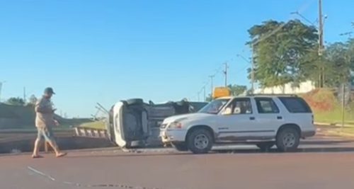 Veículo Fiat Mobi tomba na BR-369 em Corbélia Veículo Fiat Mobi tomba na BR-369 em Corbélia