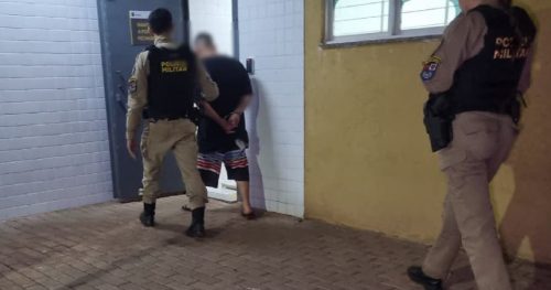 Jovem com mandado de prisão por tráfico é detido pela Rocam em Cascavel Jovem com mandado de prisão por tráfico é detido pela Rocam em Cascavel