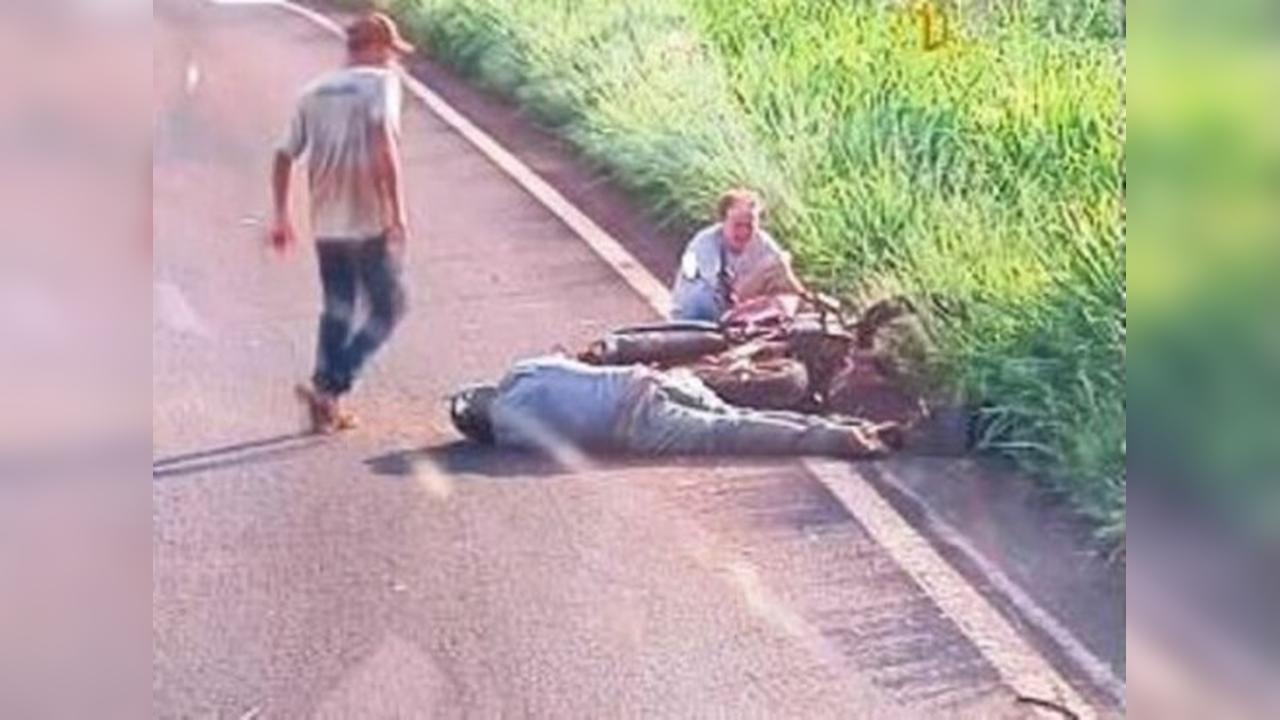 Motociclista de 60 anos fica em estado grave após batida com caminhão na PR-180 Motociclista de 60 anos fica em estado grave após batida com caminhão na PR-180