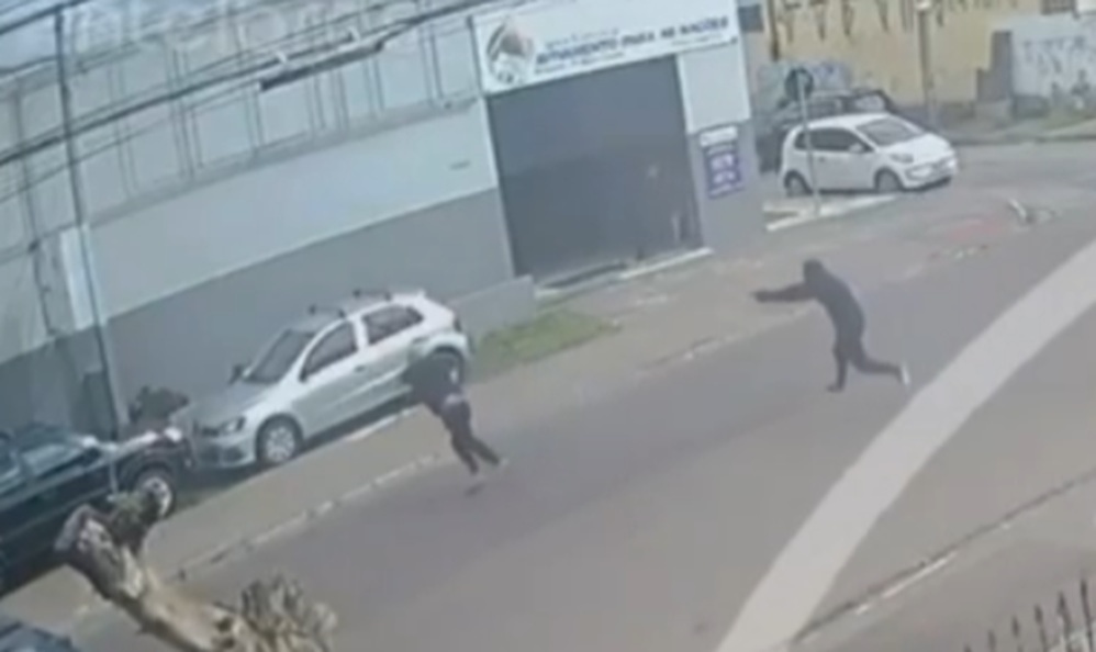 Imagens fortes! Homem é executado com mais de 20 tiros em plena luz do dia