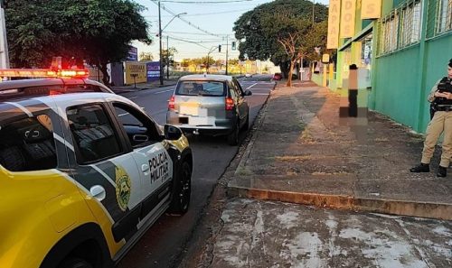 Com CNH vencida, condutora é flagrada no celular, leva cinco multas e perde carro em Cascavel Com CNH vencida, condutora é flagrada no celular, leva cinco multas e perde carro em Cascavel