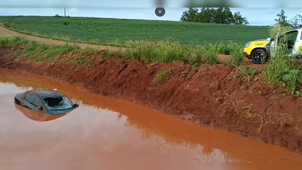 Mulher perde controle e carro afunda em estrada rural de Engenheiro Beltrão