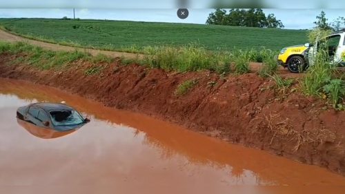 Mulher perde controle e carro afunda em estrada rural de Engenheiro Beltrão Mulher perde controle e carro afunda em estrada rural de Engenheiro Beltrão