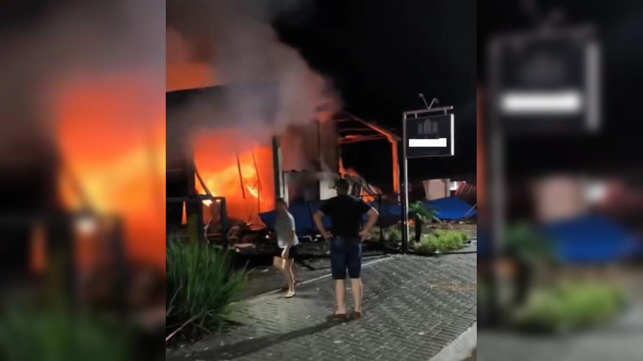 Explosão em barracão de construtora causa incêndio de grandes proporções Explosão em barracão de construtora causa incêndio de grandes proporções