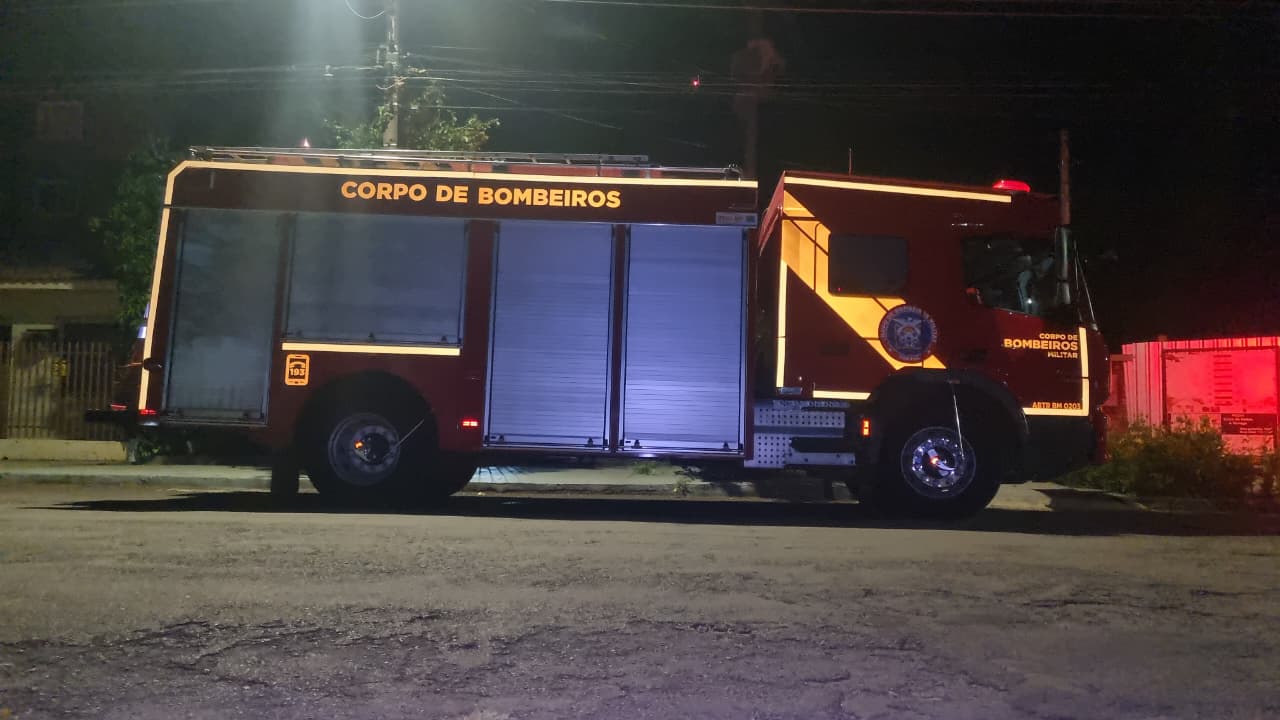Mulher fica trancada em casa e Bombeiros são acionados, no bairro Neva Mulher fica trancada em casa e Bombeiros são acionados, no bairro Neva