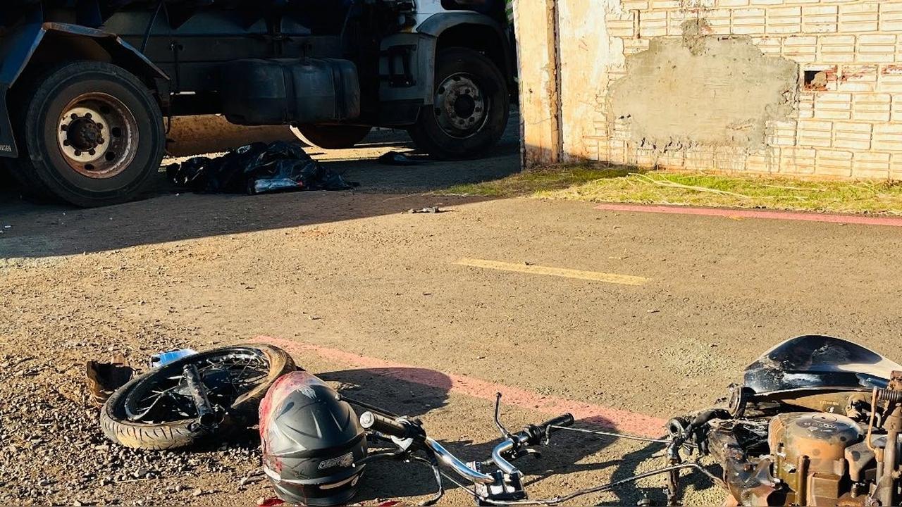 Acidente envolvendo moto e caminhão deixa uma vítima fatal em Foz do Iguaçu Imagem referente a Acidente envolvendo moto e caminhão deixa uma vítima fatal em Foz do Iguaçu
