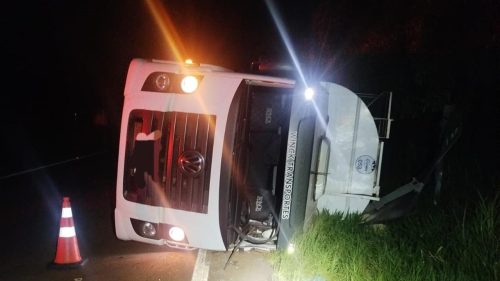 Tombamento de caminhão deixa motorista com ferimentos leves na PR-364 Tombamento de caminhão deixa motorista com ferimentos leves na PR-364