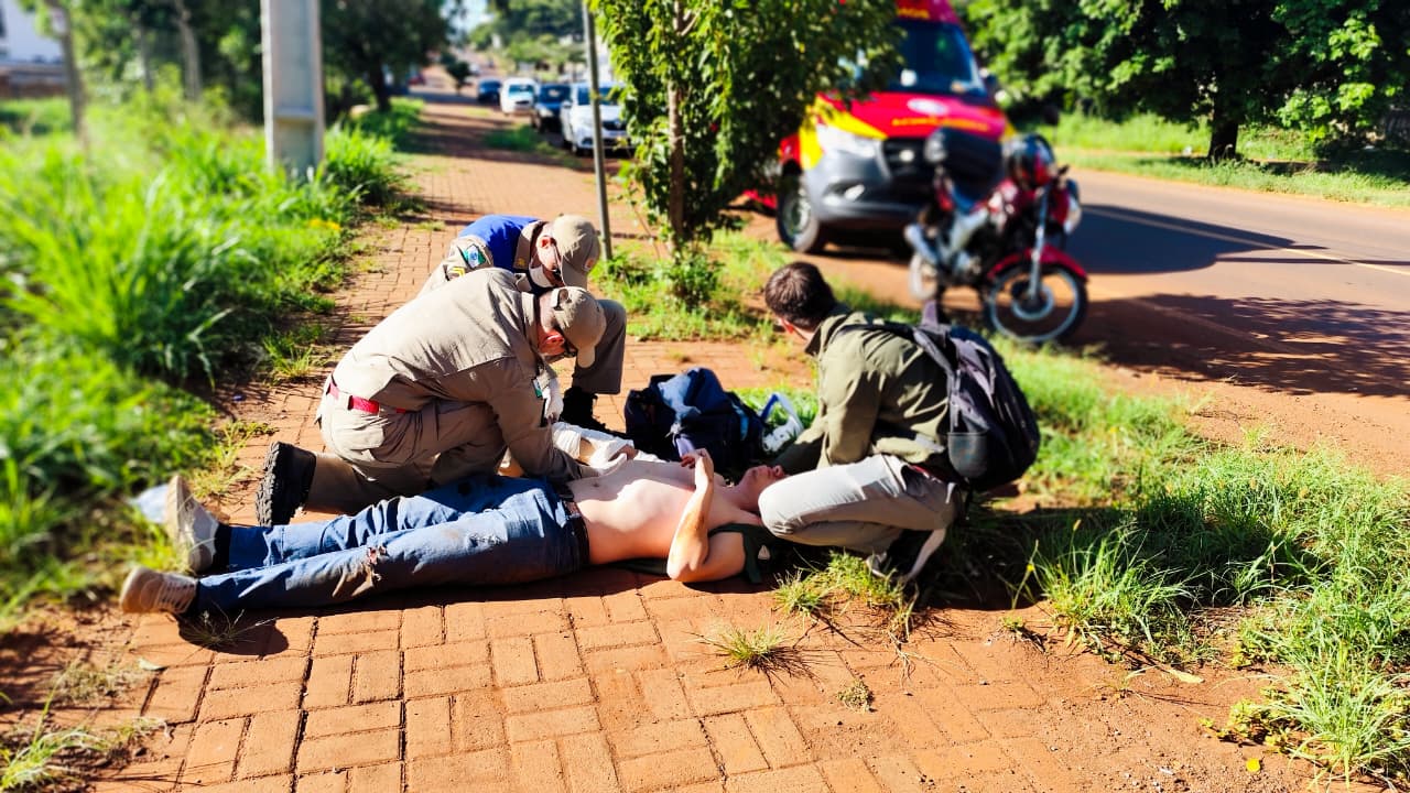 Motociclista tem várias contusões pelo corpo após colisão com caminhão