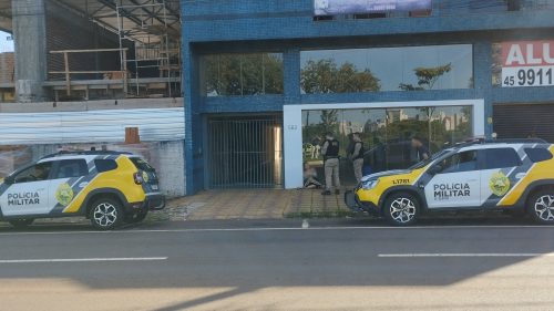 Mulher agride homem e PM é acionada em Cascavel Mulher agride homem e PM é acionada em Cascavel