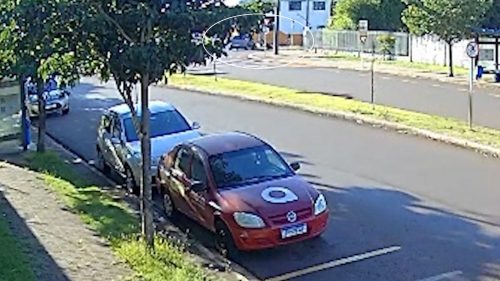 Câmera de segurança flagra colisão entre carro e moto em rotatória de Cascavel Câmera de segurança flagra colisão entre carro e moto em rotatória de Cascavel
