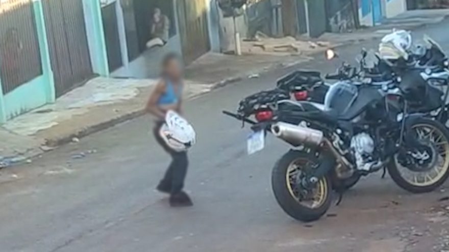 Mulher é flagrada dançando de forma incomum e vandalizando moto da Polícia Militar