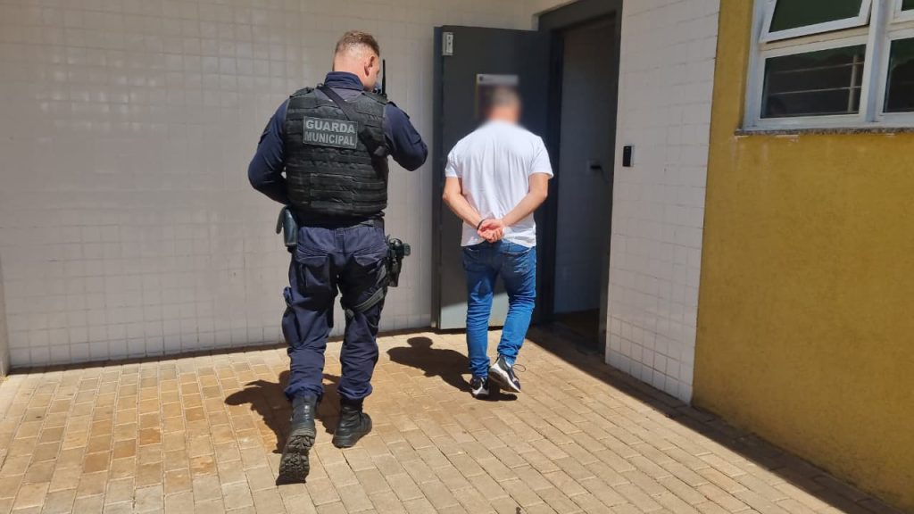 Homem é detido por importunação e perseguição em Cascavel