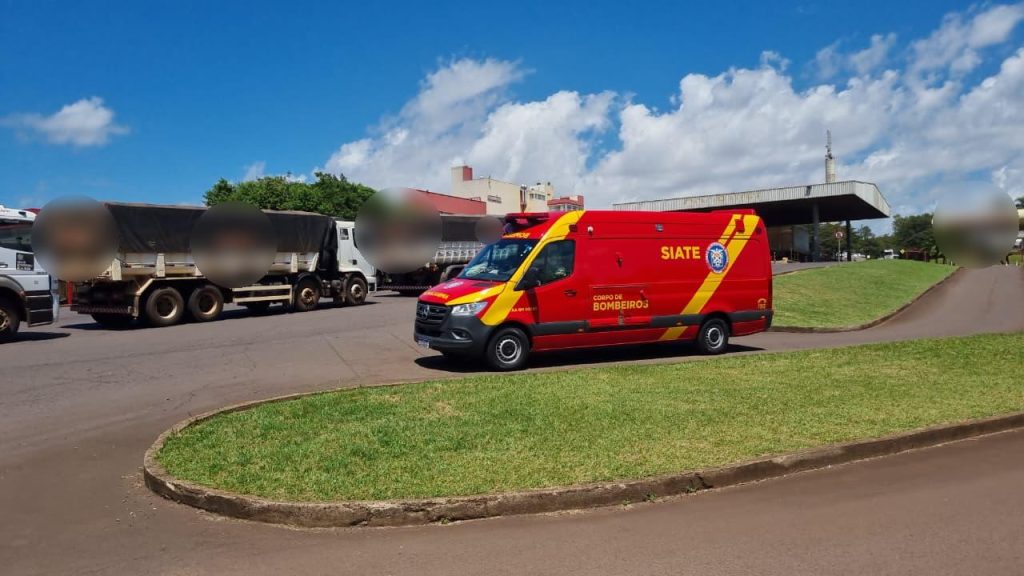 Homem sofre ferimento no crânio após cair de caminhão em Cascavel