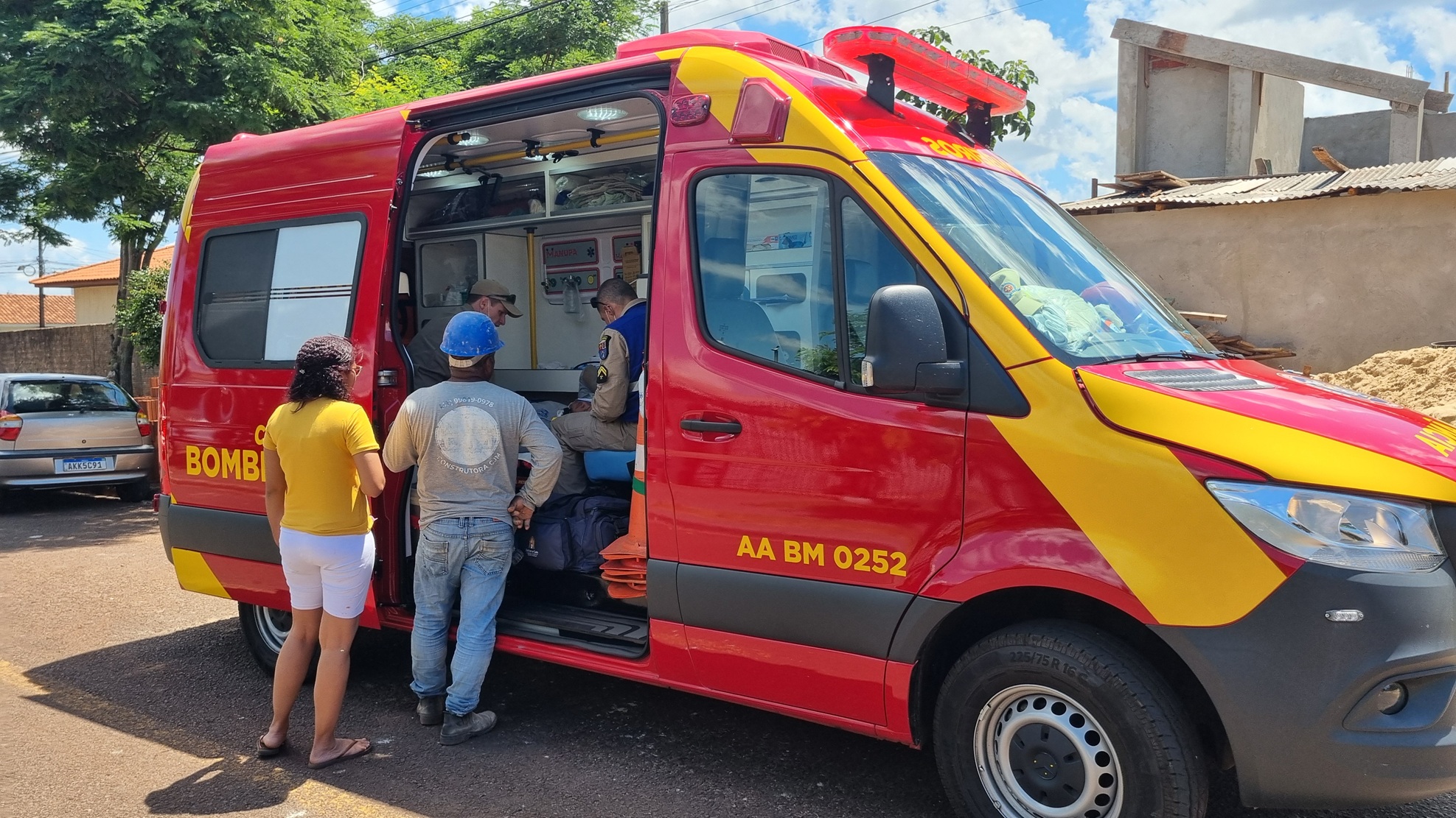 Trabalhador sofre queda de altura em obra e é socorrido pelo Corpo de Bombeiros