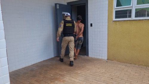 Pelotão de Trânsito da PM age rápido e prende homem que violou medida protetiva contra a mãe Pelotão de Trânsito da PM age rápido e prende homem que violou medida protetiva contra a mãe