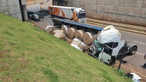 Caminhão carregado com bobinas tomba no Trevo Cataratas em Cascavel Caminhão carregado com bobinas tomba no Trevo Cataratas em Cascavel