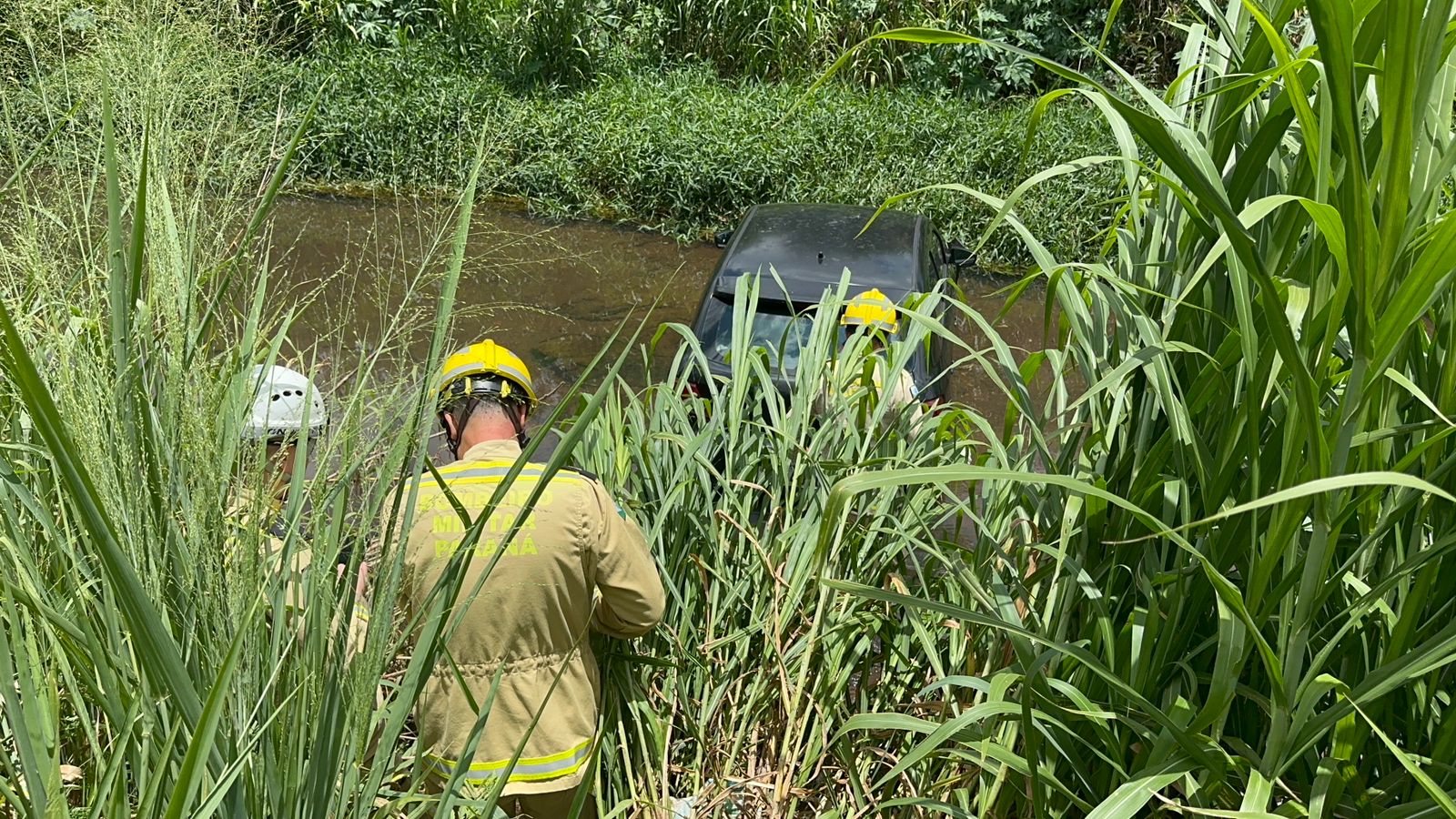 Motorista é resgatado após carro despencar em córrego no Jardim Aclimação