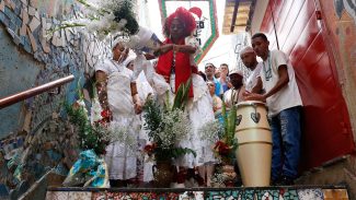 Baianas lavam escadaria em Copacabana em homenagem a Oxóssi Baianas lavam escadaria em Copacabana em homenagem a Oxóssi