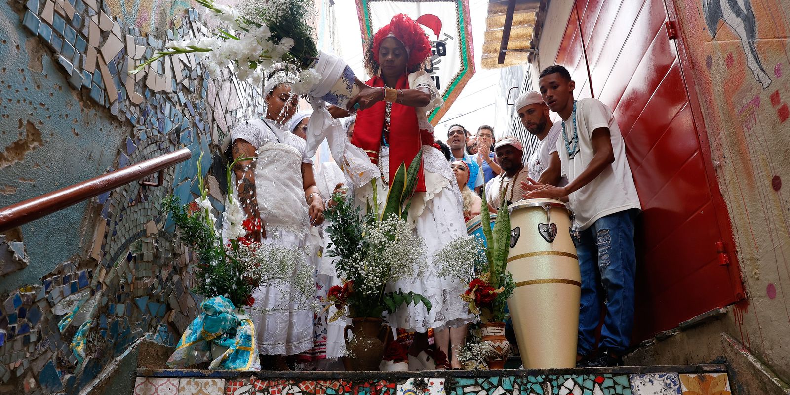Baianas lavam escadaria em Copacabana em homenagem a Oxóssi