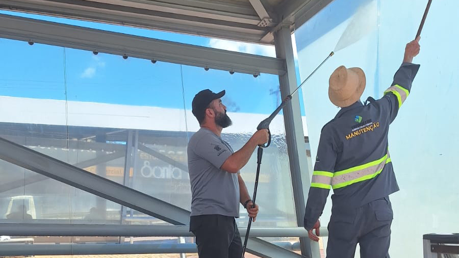 Transitar faz força-tarefa para limpeza de estações do transporte coletivo em Cascavel