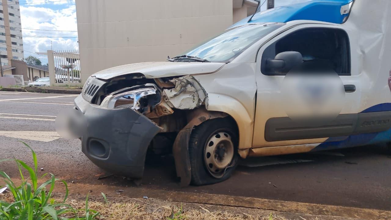 Fiorino colide contra árvore na Rua Antonina em Cascavel