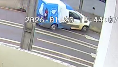 Vídeo mostra Fiorino batendo contra árvore na Rua Antonina Vídeo mostra Fiorino batendo contra árvore na Rua Antonina