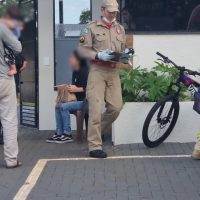 Jovem pula de carro em movimento com criança no colo após ameaças do ex em Cascavel Imagem referente a Jovem pula de carro em movimento com criança no colo após ameaças do ex em Cascavel