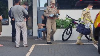 Jovem pula de carro em movimento com criança no colo após ameaças do ex em Cascavel