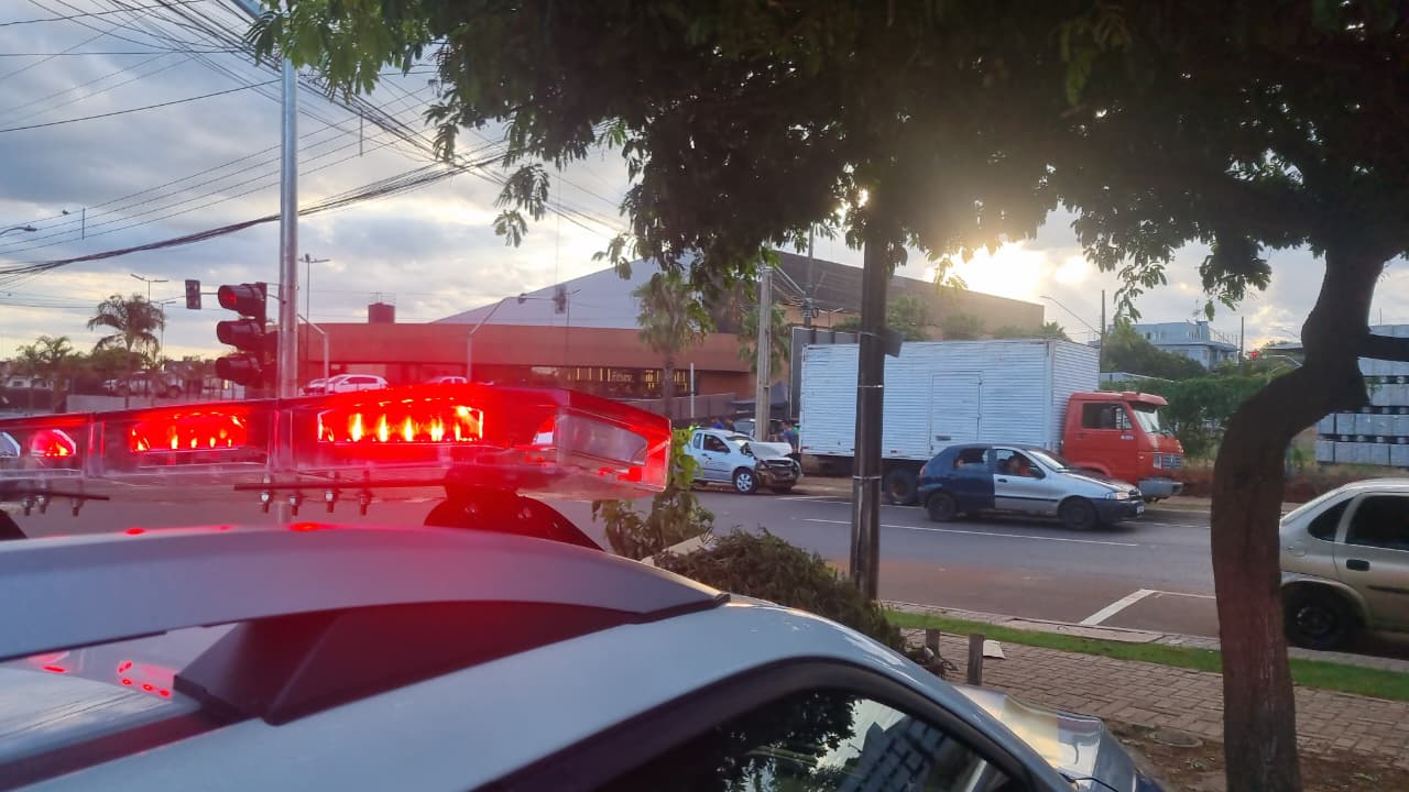 Caminhão e Montana batem em cruzamento no bairro Universitário
