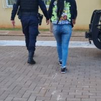 Mulher que pulou de carro em movimento para fugir do ex procura a Delegacia Imagem referente a Mulher que pulou de carro em movimento para fugir do ex procura a Delegacia