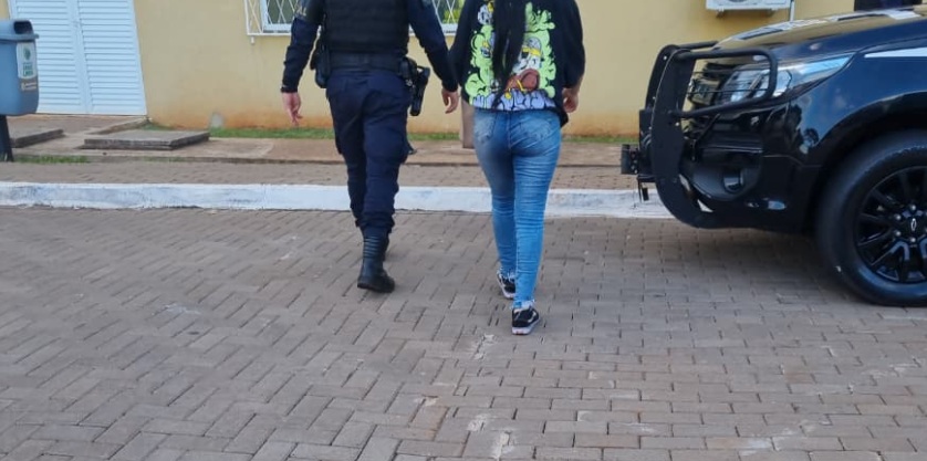 Mulher que pulou de carro em movimento para fugir do ex procura a Delegacia