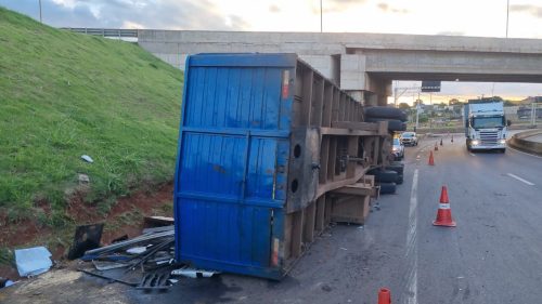 Carroceria de caminhão carregado com bobinas permanece tombada no Trevo Cataratas, em Cascavel Carroceria de caminhão carregado com bobinas permanece tombada no Trevo Cataratas, em Cascavel