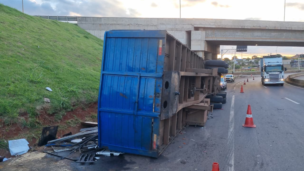Carroceria de caminhão carregado com bobinas permanece tombada no Trevo Cataratas, em Cascavel