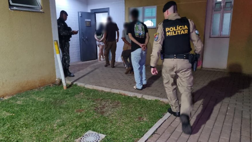 Rocam estoura ponto de tráfico de drogas e detém quatro no bairro Neva