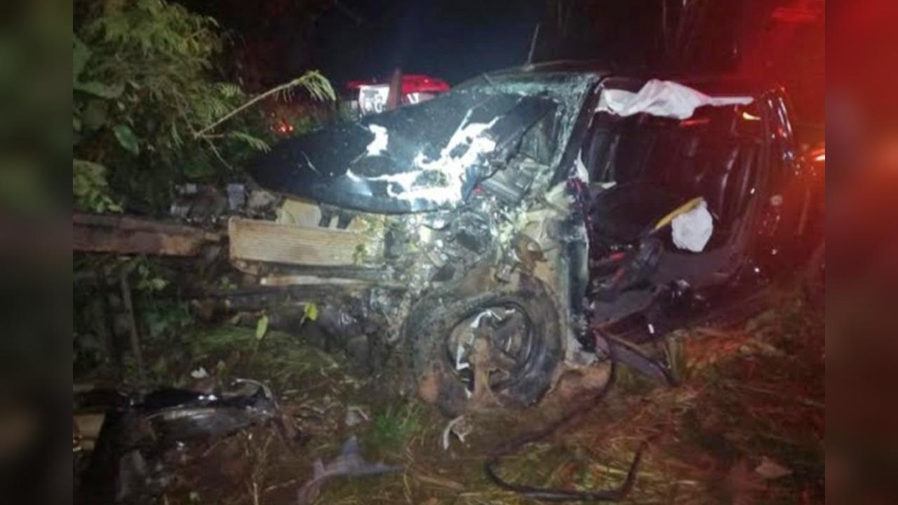 Mulher fica em estado grave após colidir Ford Ranger contra árvore na PR-487 no Paraná