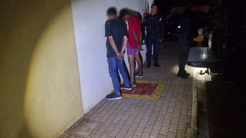 Dupla é detida em posse de carro furtado na área rural de Cascavel Dupla é detida em posse de carro furtado na área rural de Cascavel