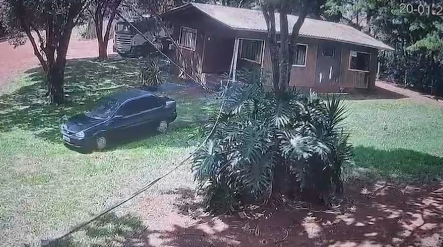 Câmeras flagram furto de Chevrolet Corsa em residência na área rural de Cascavel