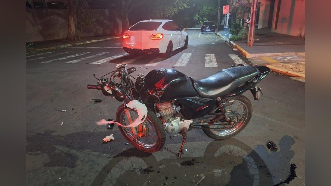 Acidente entre carro e moto deixa jovem com suspeita de fratura em Umuarama Acidente entre carro e moto deixa jovem com suspeita de fratura em Umuarama