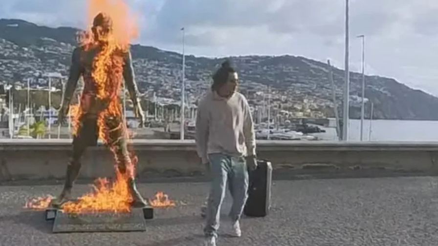 Estátua de Cristiano Ronaldo é incendiada em frente ao Museu CR7 Estátua de Cristiano Ronaldo é incendiada em frente ao Museu CR7