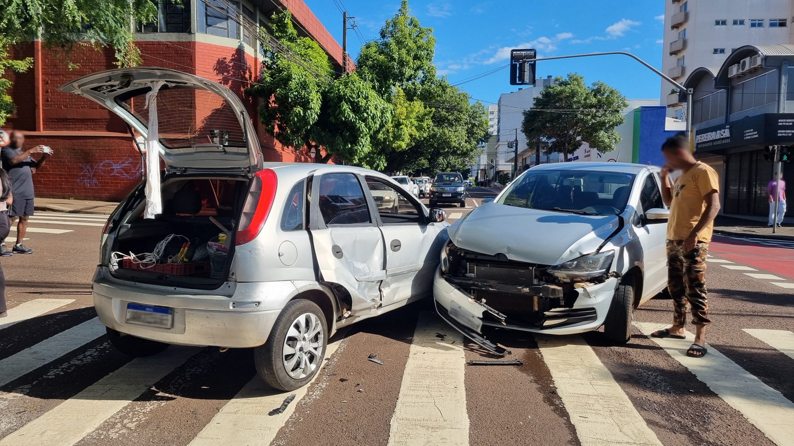 Fox e Corsa se envolvem em acidente no Centro de Cascavel Fox e Corsa se envolvem em acidente no Centro de Cascavel