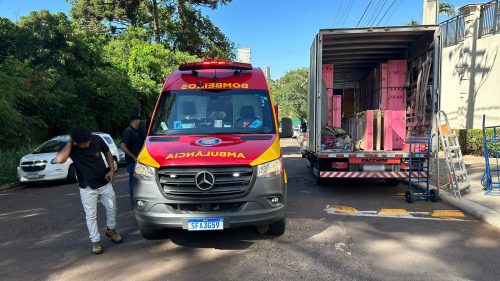 Homem cai de caminhão de mudança e é socorrido pelo SIATE no bairro Country Homem cai de caminhão de mudança e é socorrido pelo SIATE no bairro Country