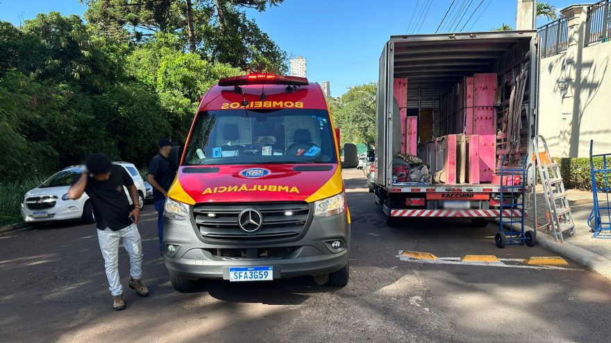 Homem cai de caminhão de mudança e é socorrido pelo SIATE no bairro Country
