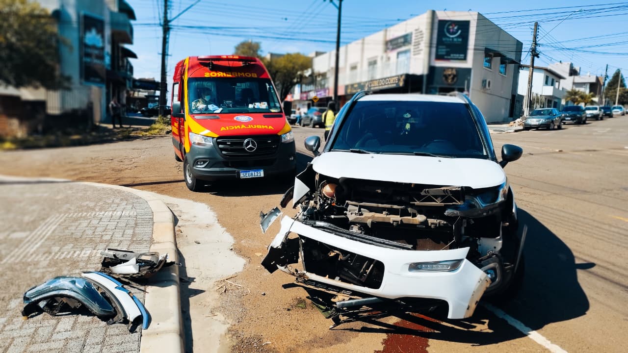Colisão entre Celta e Citroën Aircross deixa mulher ferida na Rua Jacarezinho Colisão entre Celta e Citroën Aircross deixa mulher ferida na Rua Jacarezinho