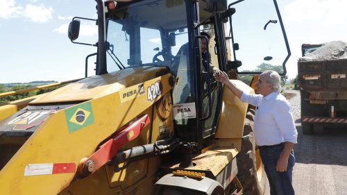 Prefeitura investe na área rural e garante investimentos de mais de quase R$ 28 milhões em mais de 23 km de estradas Prefeitura investe na área rural e garante investimentos de mais de quase R$ 28 milhões em mais de 23 km de estradas