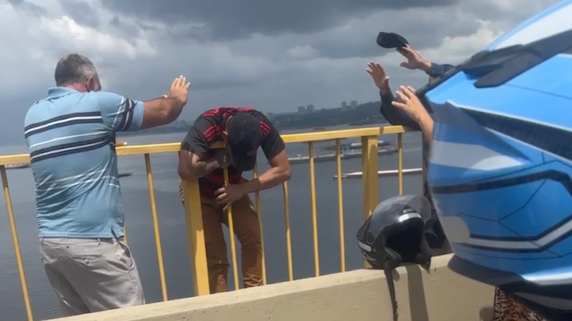 Corrente de oração faz homem desistir de pular de ponte