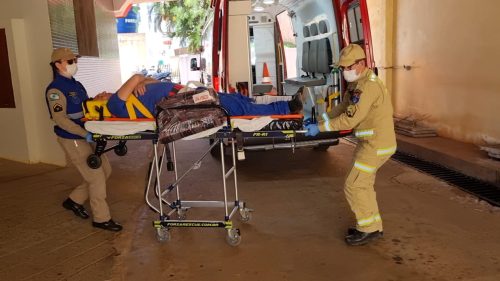 Trabalhador é esmagado contra poste durante montagem de ônibus Trabalhador é esmagado contra poste durante montagem de ônibus