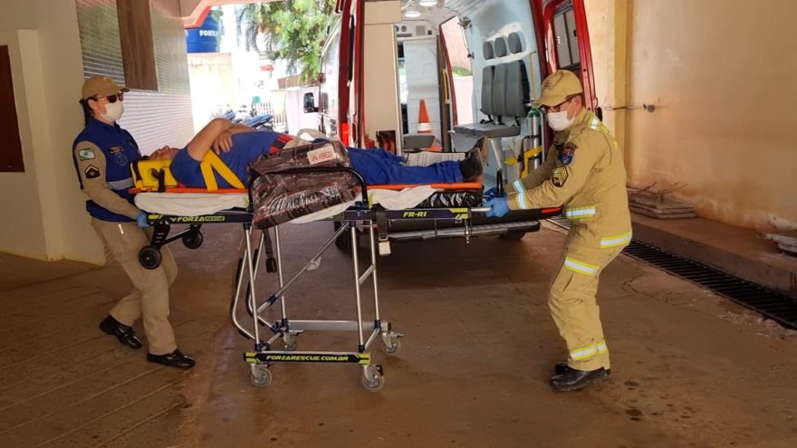 Trabalhador é esmagado contra poste durante montagem de ônibus