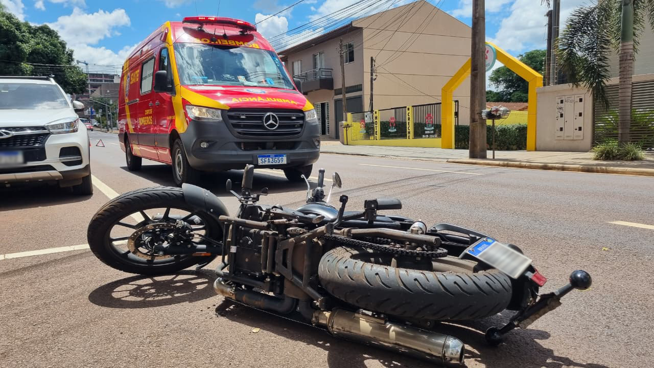 Acidente entre Volkswagen Virtus e Royal Enfield deixa motociclista ferido no Centro de Cascavel